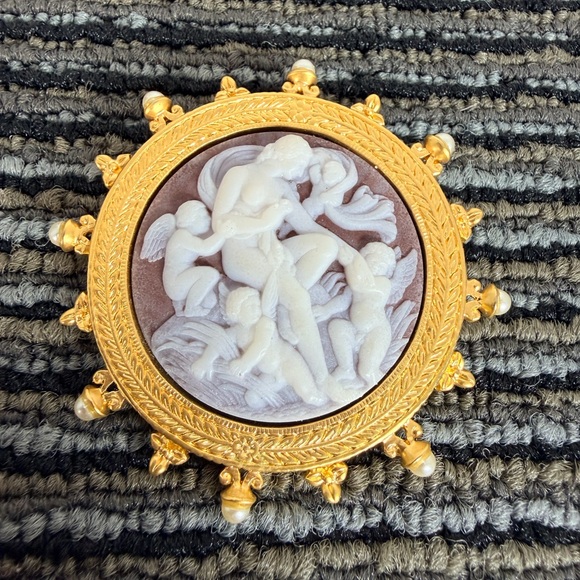 VINTAGE AVON SMITHSONIAN CHARLES
X OF FRANCE PSYCHE & CHERUBS
CAMEO BROOCH - Picture 3 of 9